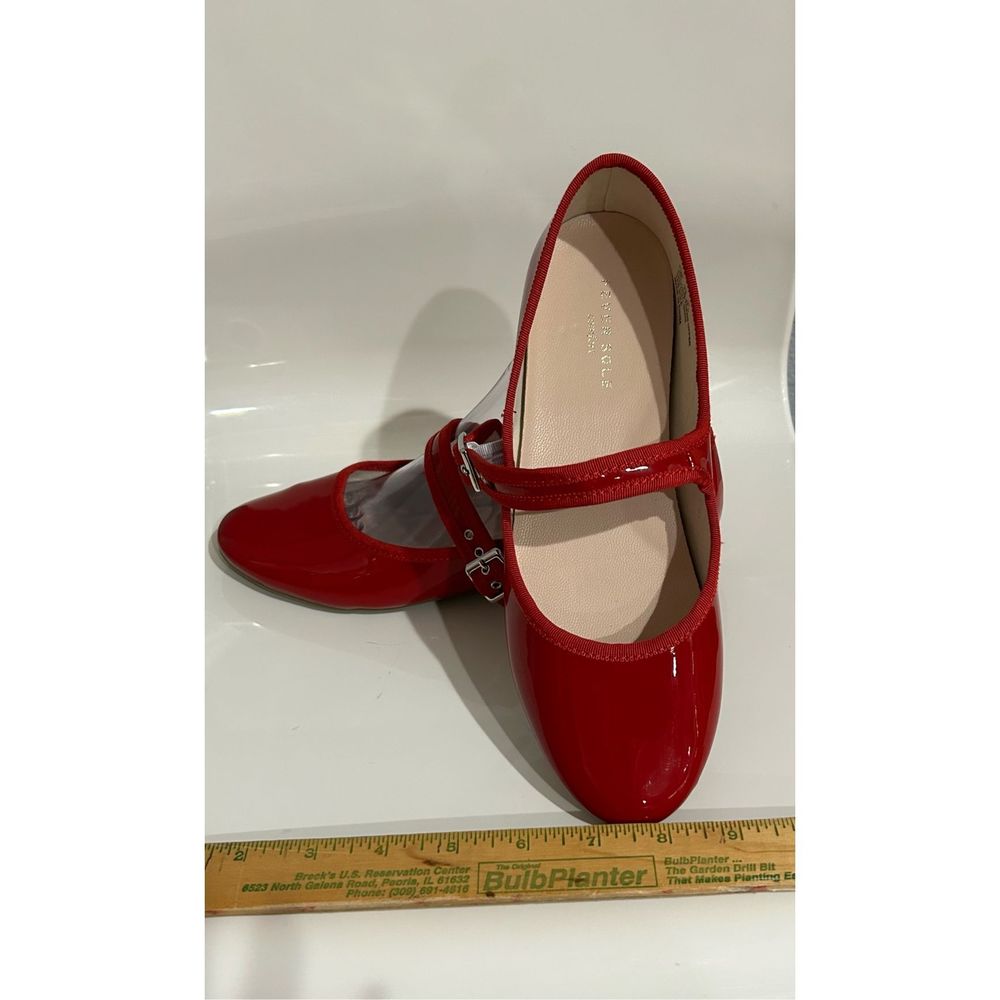 Red Mary Jane’s shoes New NOBOX SZ 7.5
Patent Leather style/polyurethane